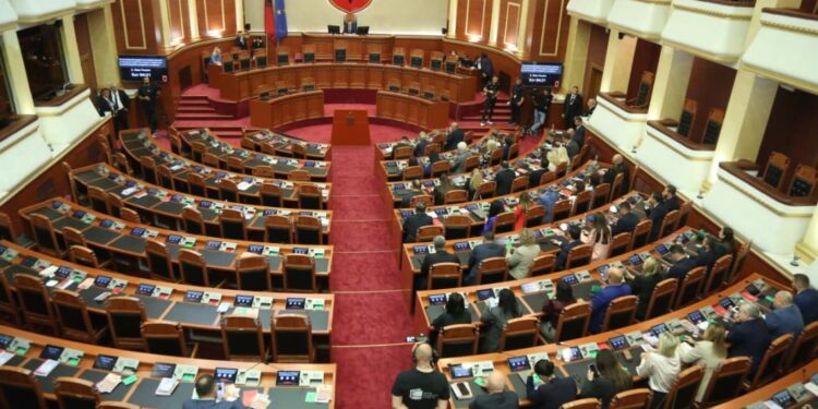 Dieta, karburante dhe qira për deputetët, sa milionë lekë shpenzoi Kuvendi për ta