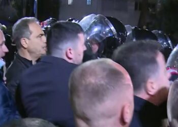 Gaz lotsjellës në fytyrë, Berisha ndihet keq gjatë protestës, Noka dhe Boçi përplasen me policinë