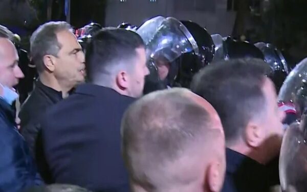 Gaz lotsjellës në fytyrë, Berisha ndihet keq gjatë protestës, Noka dhe Boçi përplasen me policinë