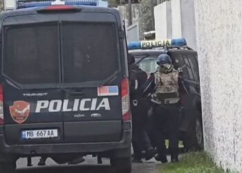 Të shtëna me armë në Shkodër gjatë operacionit policor, personi në kërkim qëllon në ajër dhe largohet