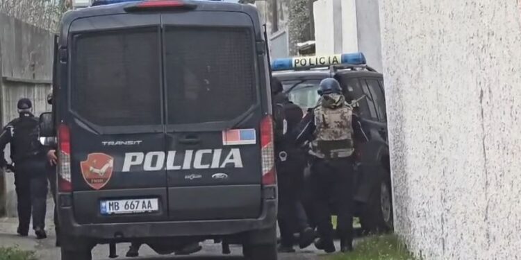 Të shtëna me armë në Shkodër gjatë operacionit policor, personi në kërkim qëllon në ajër dhe largohet
