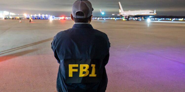Alarm në SHBA/ Avioni bën ulje emergjente në Detroit, FBI rrethon zonën