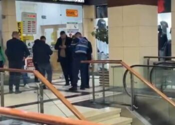 Grabitet me armë pika e këmbimit valutor brenda qendrës tregtare te ‘5 Maji, autori largohet me një shumë parash