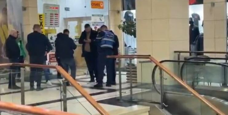 Grabitet me armë pika e këmbimit valutor brenda qendrës tregtare te ‘5 Maji, autori largohet me një shumë parash