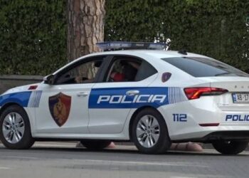 Çantë e dyshimtë pranë Galerisë në Tiranë, mbërrin policia