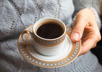 Mos i hani kurrë këto ushqime me kafe, zbuloni kombinimet më të këqija për stomakun