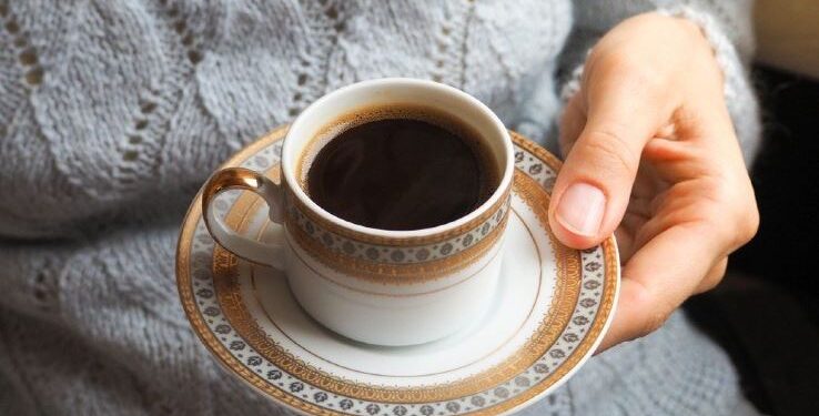 Mos i hani kurrë këto ushqime me kafe, zbuloni kombinimet më të këqija për stomakun