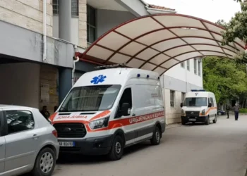 Korçë/ E mitura dërgohet me urgjencë në spital, dyshohet për tentativë vetëvrasjeje