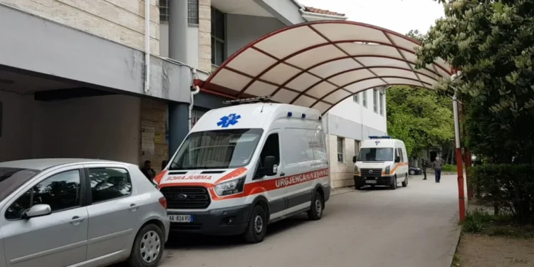 Korçë/ E mitura dërgohet me urgjencë në spital, dyshohet për tentativë vetëvrasjeje