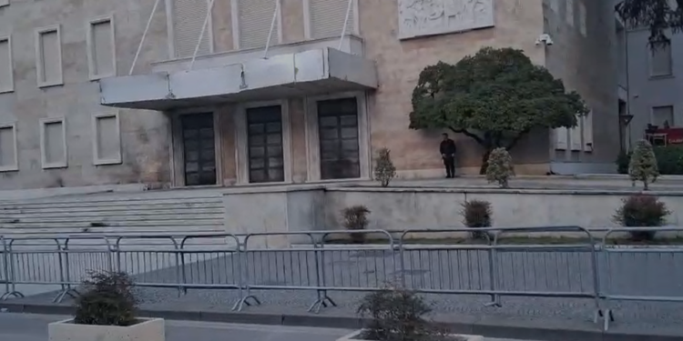 Pak para nisjes së protestës së opozitës, gardh metalik te Kryeministria dhe te Kryesia e Kuvendit