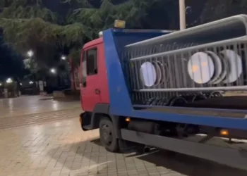 Parlamenti rrethohet me gardh metalik, shtohen masat e sigurisë para protestës së PD-së