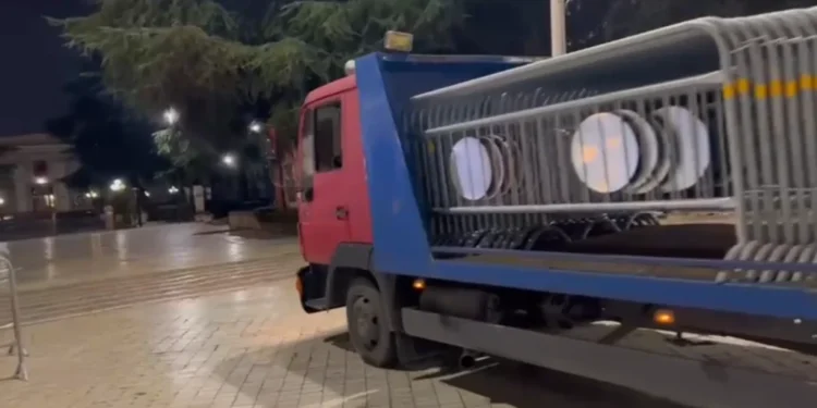 Parlamenti rrethohet me gardh metalik, shtohen masat e sigurisë para protestës së PD-së