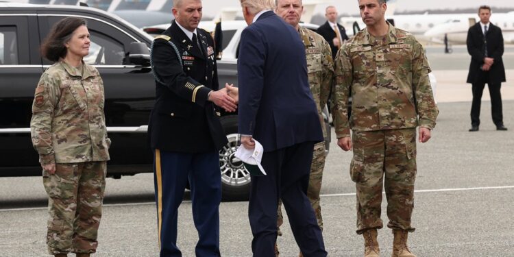Trupat e ushtarëve të vrarë amerikanë në Kuvajt kthehen në SHBA, Trump merr pjesë në pritjen e tyre: Janë heronj