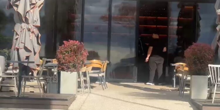Dhunë në Vlorë, pronari i një lokali goditet nga 3 persona, përfundon në spital