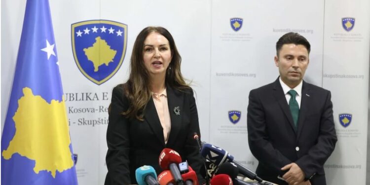 Kosovë/ Osmani shpërndau Kuvendin, LVV e çon dekretin në Kushtetuese