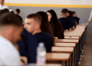 Bie numri i maturantëve edhe këtë vit, teste të veçanta për ata me aftësi ndryshe