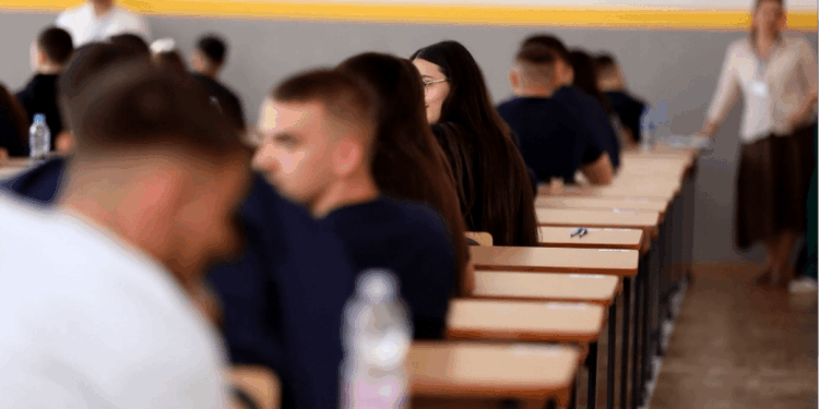 Bie numri i maturantëve edhe këtë vit, teste të veçanta për ata me aftësi ndryshe