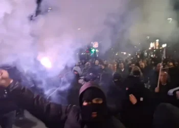 Kordon pranë Policisë së Tiranës, molotovë drejt koshit të mbeturinave e stacionit të autobusit