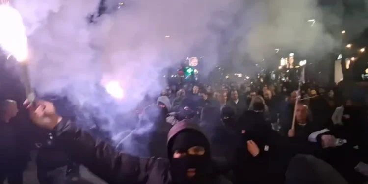 Kordon pranë Policisë së Tiranës, molotovë drejt koshit të mbeturinave e stacionit të autobusit