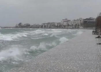 Përkeqësohet moti, anulohet nisja e tragetit Vlorë-Brindisi, pezullohet lundrimi i mjeteve të vogla