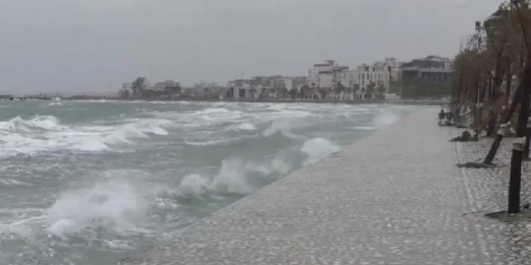 Përkeqësohet moti, anulohet nisja e tragetit Vlorë-Brindisi, pezullohet lundrimi i mjeteve të vogla