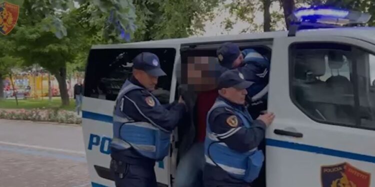 Përleshje mes tre personave në Pogradec, plagoset me thikë një person