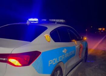 Aksident në aksin Shkodër-Velipojë, makina del nga rruga, një i plagosur