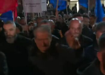Berisha në Bulevard, nis me molotov protesta e opozitës