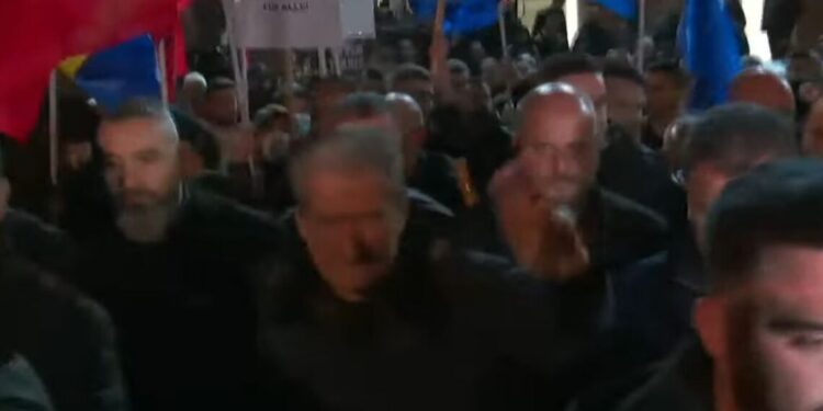 Berisha në Bulevard, nis me molotov protesta e opozitës
