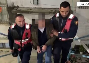 Panik në Sarandë, 62-vjeçari u futet në banesë fqinjëve dhe i kërcënon me armë (EMRI)