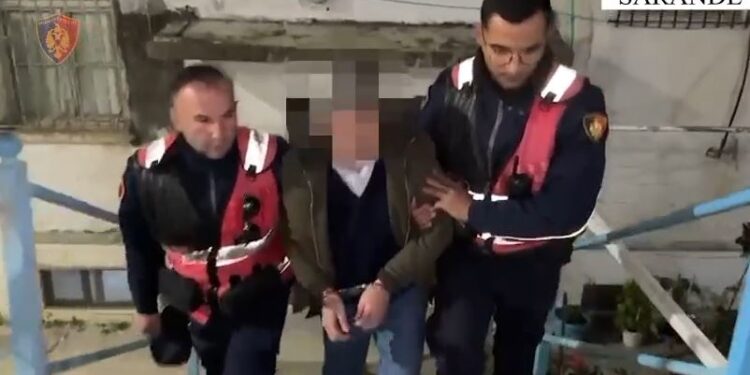 Panik në Sarandë, 62-vjeçari u futet në banesë fqinjëve dhe i kërcënon me armë (EMRI)