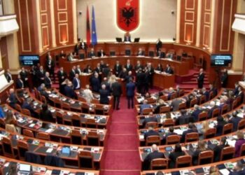 Tensione në Kuvend/ Deputetët e PD-së “gardh” te foltorja, miratohen ndryshimet në qeveri