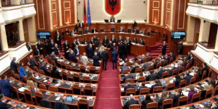 Tensione në Kuvend/ Deputetët e PD-së “gardh” te foltorja, miratohen ndryshimet në qeveri
