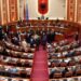 Tensione në Kuvend/ Deputetët e PD-së “gardh” te foltorja, miratohen ndryshimet në qeveri