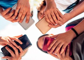 Dhuna online trondit të rinjtë/ Adoleshentët përballen me denigrim, kërcënime e gjuhë urrejtje