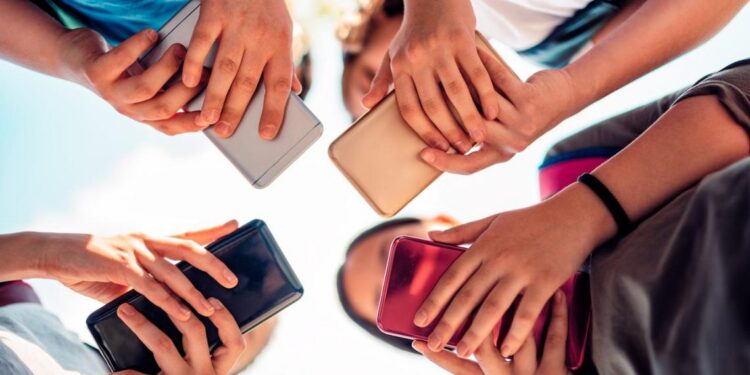 Dhuna online trondit të rinjtë/ Adoleshentët përballen me denigrim, kërcënime e gjuhë urrejtje