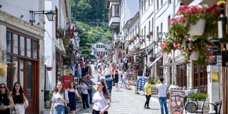 Të huajt shpenzuan 5.7 miliardë euro në Shqipëri në 2025-n; 460 euro për turist