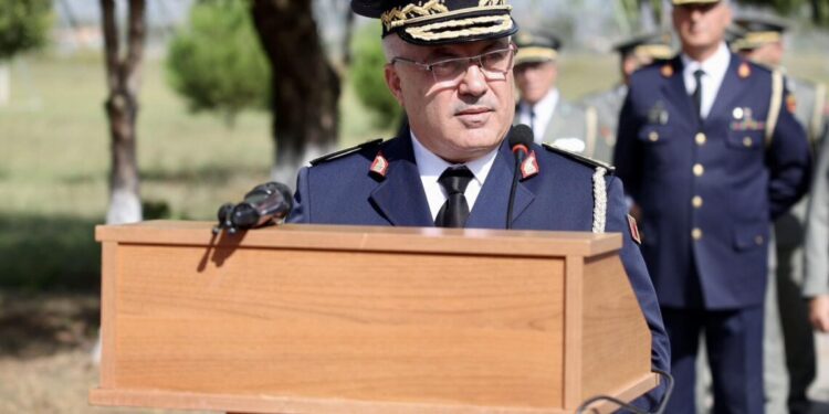 Lirohet nga detyra kreu i Forcave Ajrore, ja kush e zëvendëson