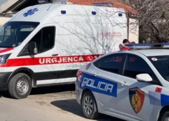 Sherr mes nxënësve në Durrës, plagoset me thikë në qafë i mituri