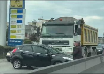 Aksident në autostradën Durrës–Tiranë, “Ford-i” përplaset me kamionin