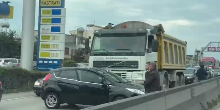 Aksident në autostradën Durrës–Tiranë, “Ford-i” përplaset me kamionin
