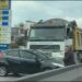 Aksident në autostradën Durrës–Tiranë, “Ford-i” përplaset me kamionin
