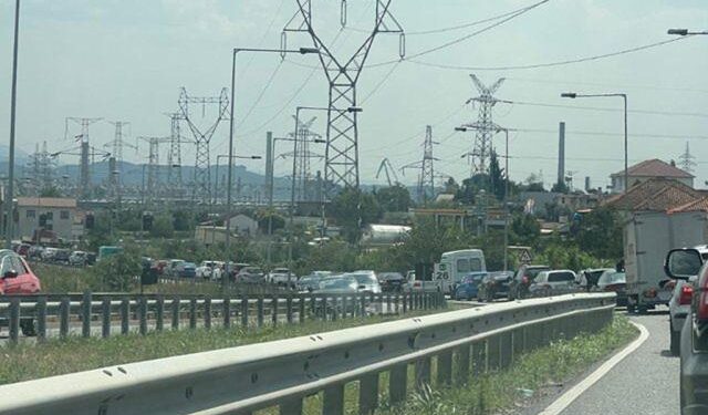 Trafik i rënduar drejt juglindjes, radhë kilometrike automjetesh në rrethrrotullimin e Bradasheshit