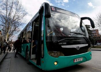 Dyshohet se ngacmoi një grua dhe një të mitur në autobus, arrestohet 44-vjeçari në Tiranë