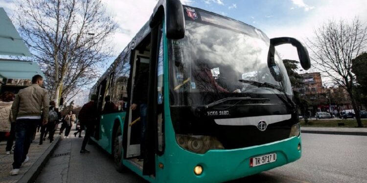 Dyshohet se ngacmoi një grua dhe një të mitur në autobus, arrestohet 44-vjeçari në Tiranë