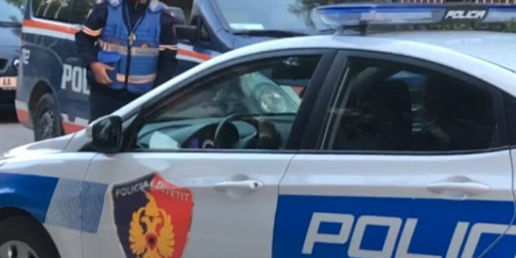 Përplasi disa makina në Rinas, kanosi me thikë qytetarët e kundërshtoi efektivët, arrestohet 34-vjeçari