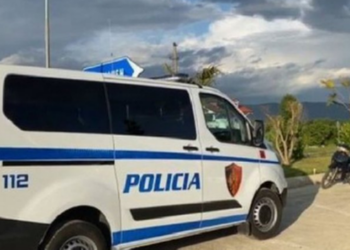Transportonin emigrantë të paligjshëm, arrestohen dy vajza në Morinë