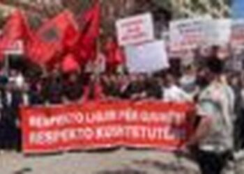 “Ne flasim shqip”, studentët shqiptarë protestojnë në Shkup