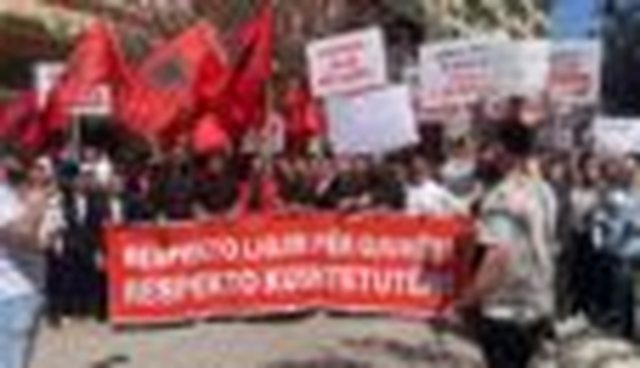 “Ne flasim shqip”, studentët shqiptarë protestojnë në Shkup