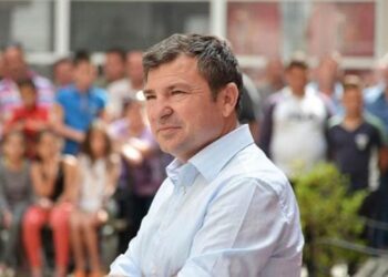 Vangjush Dako shfaqet për herë të parë pas daljes nga qelia, kush e shoqëronte